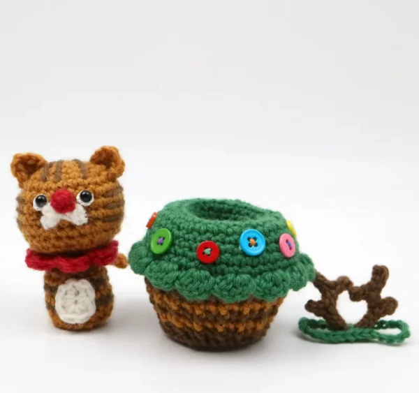 DIY Amigurumi Christmas Cats for Holiday Decor