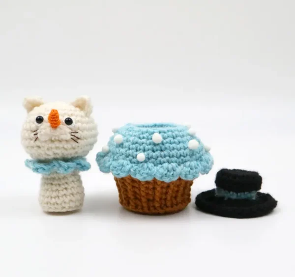 DIY Amigurumi Christmas Cats for Holiday Decor