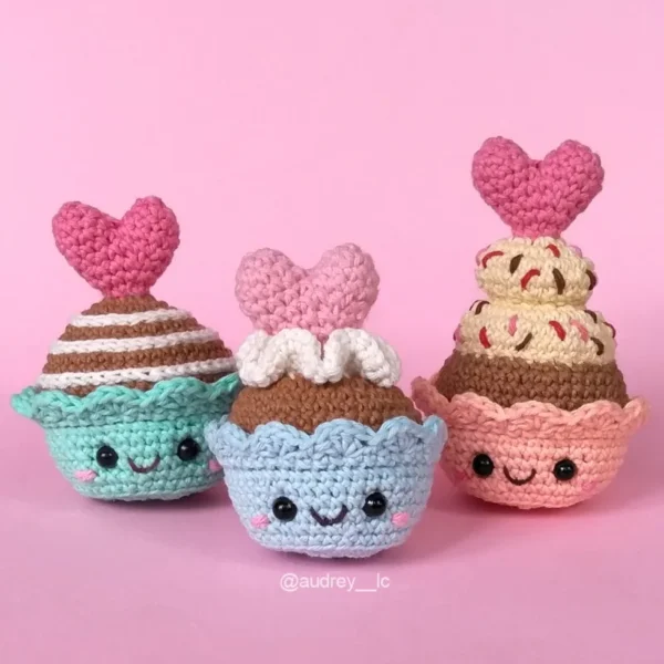 Mini Valentine Cupcakes Crochet Pattern | No-Sew Design