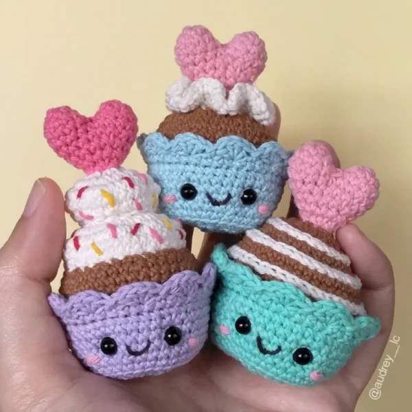 Mini Valentine Cupcakes Crochet Pattern | No-Sew Design