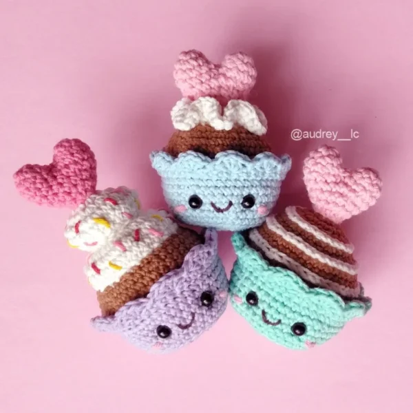 Mini Valentine Cupcakes Crochet Pattern | No-Sew Design